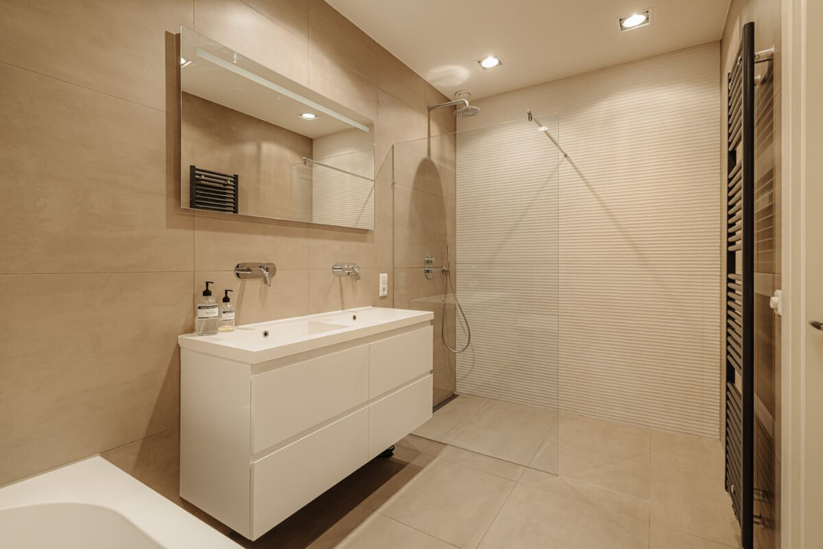 A Ground Floor Duplex Apartment with a Beautiful Modern Garden 22 modern bathroom walk in shower A Ground Floor Duplex Apartment with a Beautiful Modern Garden