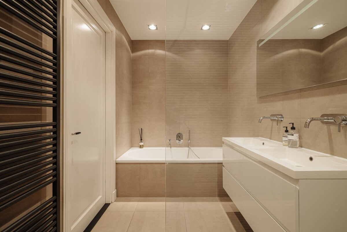 A Ground Floor Duplex Apartment with a Beautiful Modern Garden 21 modern bathroom