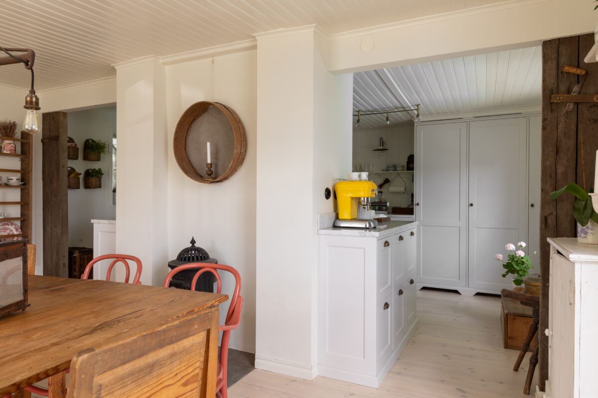An Idyllic 18th Century Cottage with a Charming Garden 12 open-plan kitchen dining room