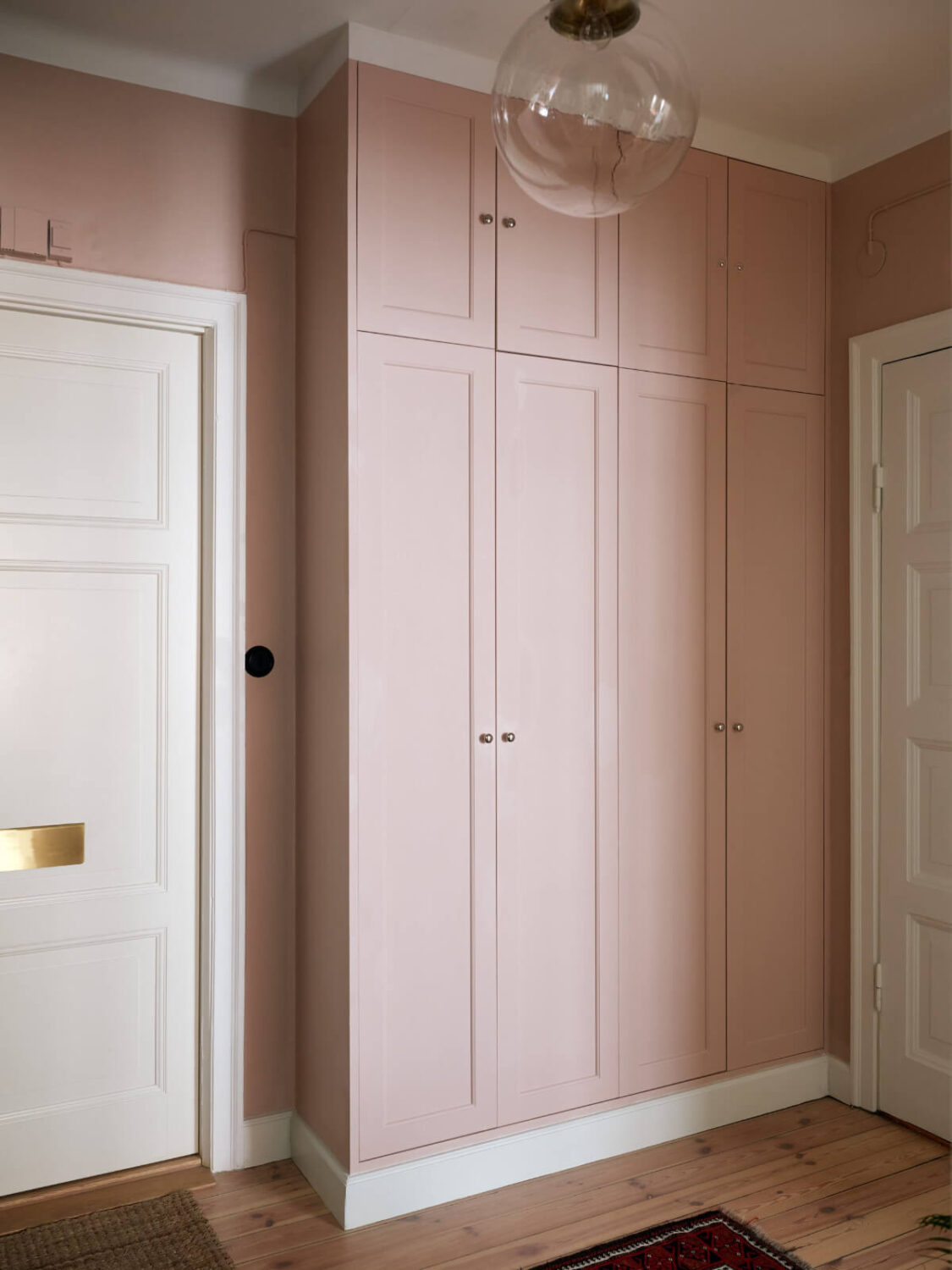 A Nice Color Palette and Original Elements in a Cozy 1930s Apartment 20 pink hall built-in wardrobes