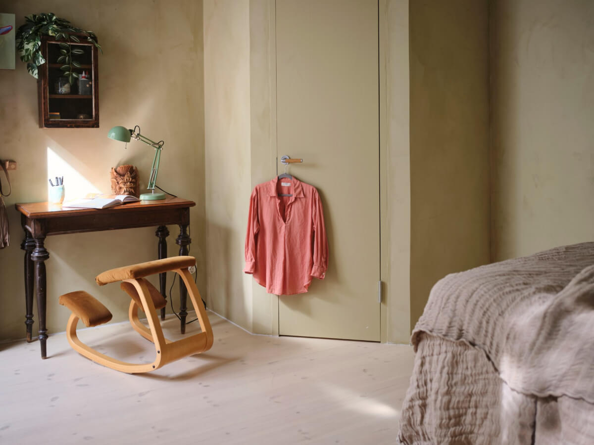 This Extended 19th Century Lakeside House is a Green Oasis in the City 30 plaster walls bedroom desk