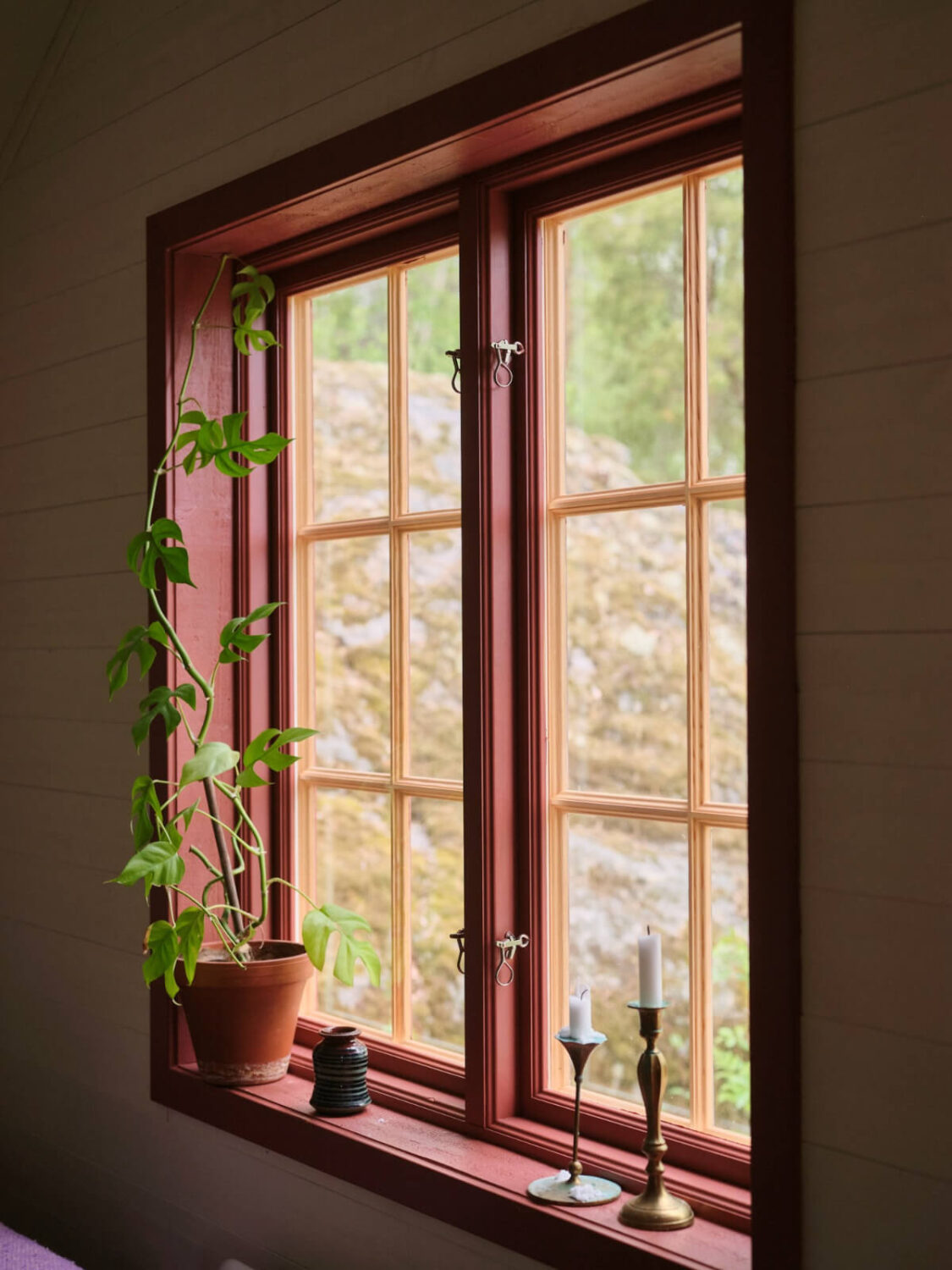 A Charming, Extended 19th-Century Log House in Sweden 4 red window