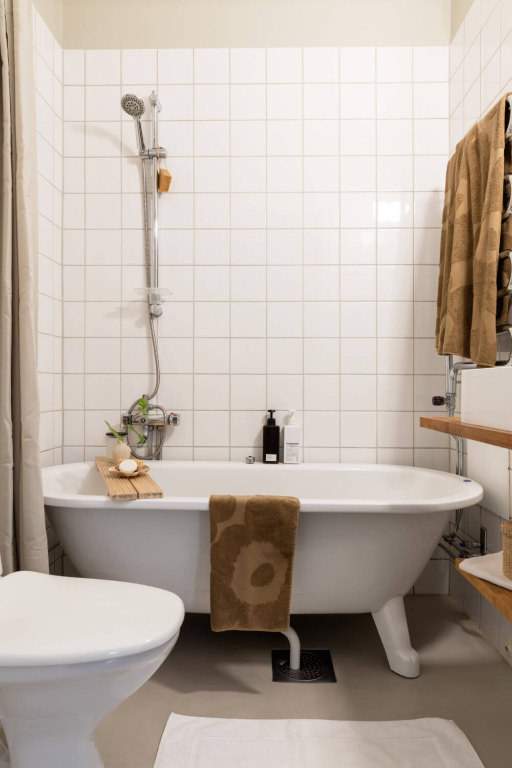 A Nice Color Palette and Original Elements in a Cozy 1930s Apartment 21 simple bathroom with bath