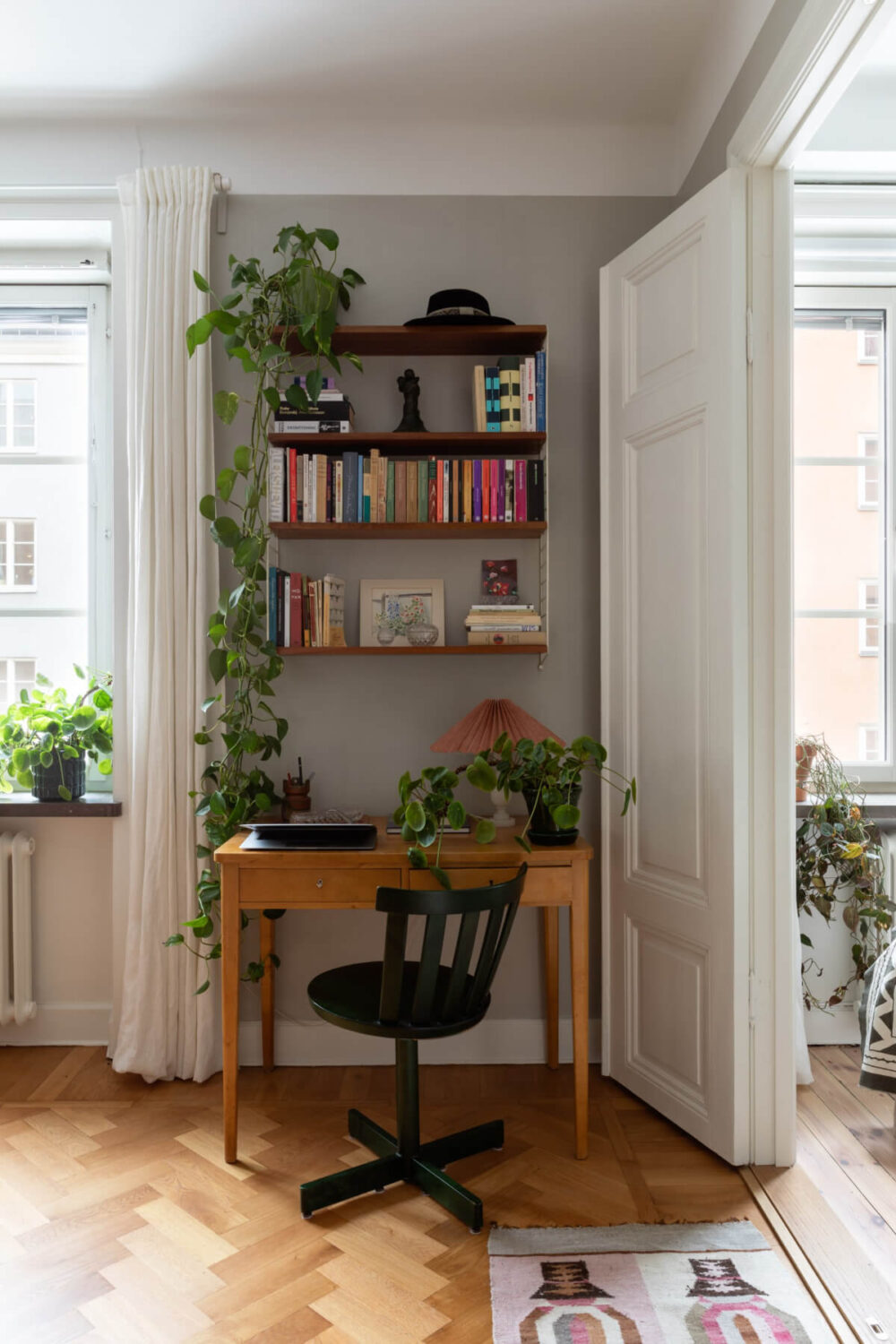 A Nice Color Palette and Original Elements in a Cozy 1930s Apartment 3 small-home-office-with-shelves
