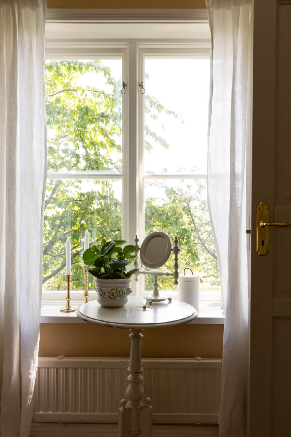 An Idyllic 18th Century Cottage with a Charming Garden 25 tiny vanity table