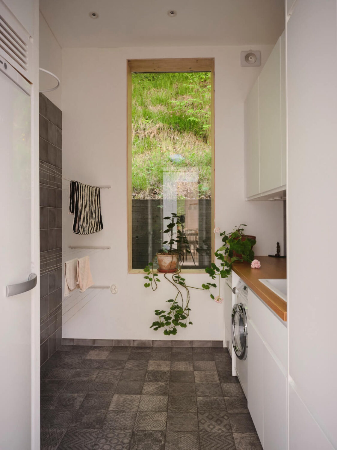 This Extended 19th Century Lakeside House is a Green Oasis in the City 31 utility room