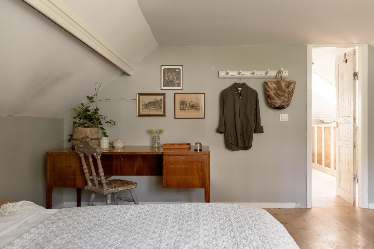 An Idyllic 18th Century Cottage with a Charming Garden 39 vintage desk