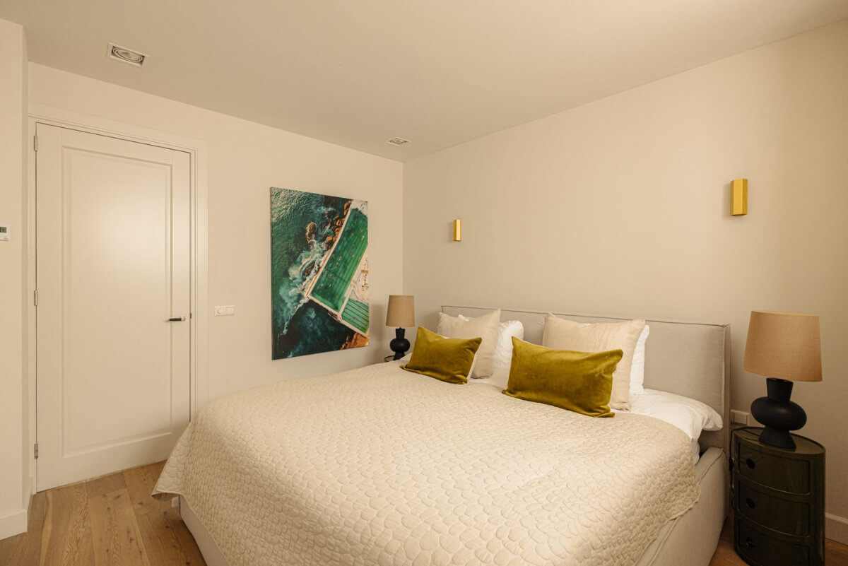 A Ground Floor Duplex Apartment with a Beautiful Modern Garden 16 white bedroom