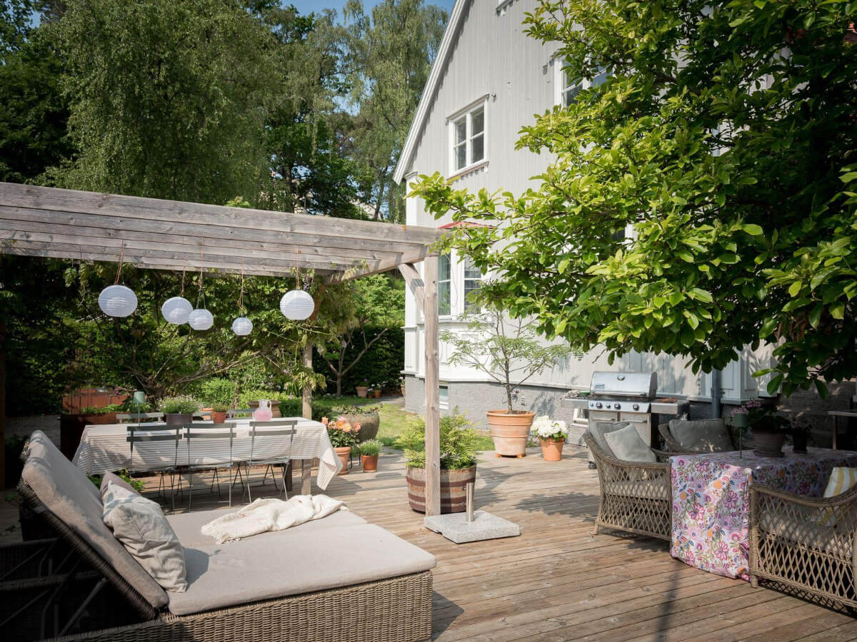 A Floral Painted Ceiling in a 1920s Family Home in Sweden 38 wooden deck garden