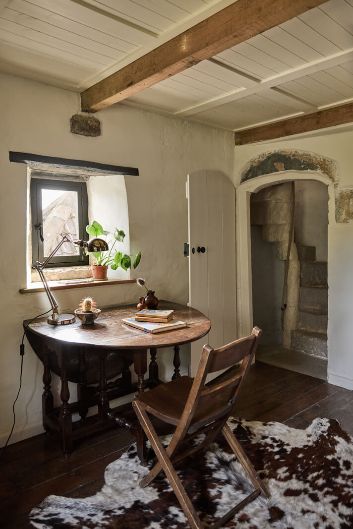 Unique Rooms and Historic Splendor in a Medieval English Country House 22 writing desk