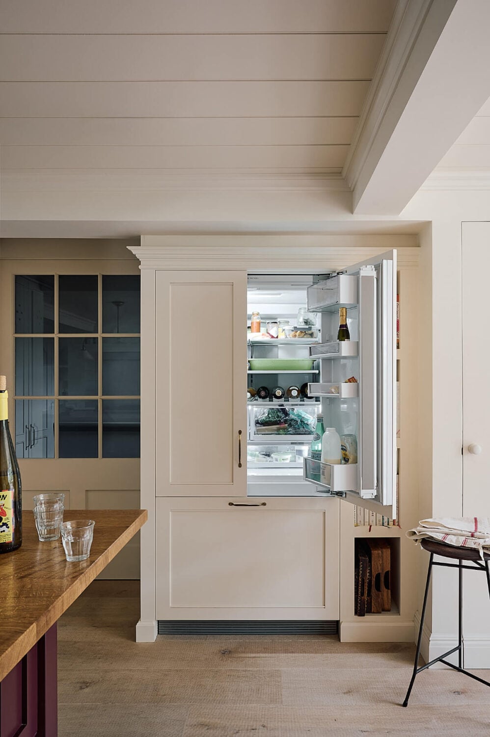 A Timeless Basement deVOL Kitchen in Butter-Yellow and Purple-Brown 12 15.TheClassicEnglishKitchen deVOL LOW RES A Timeless Basement deVOL Kitchen in Butter-Yellow and Purple-Brown