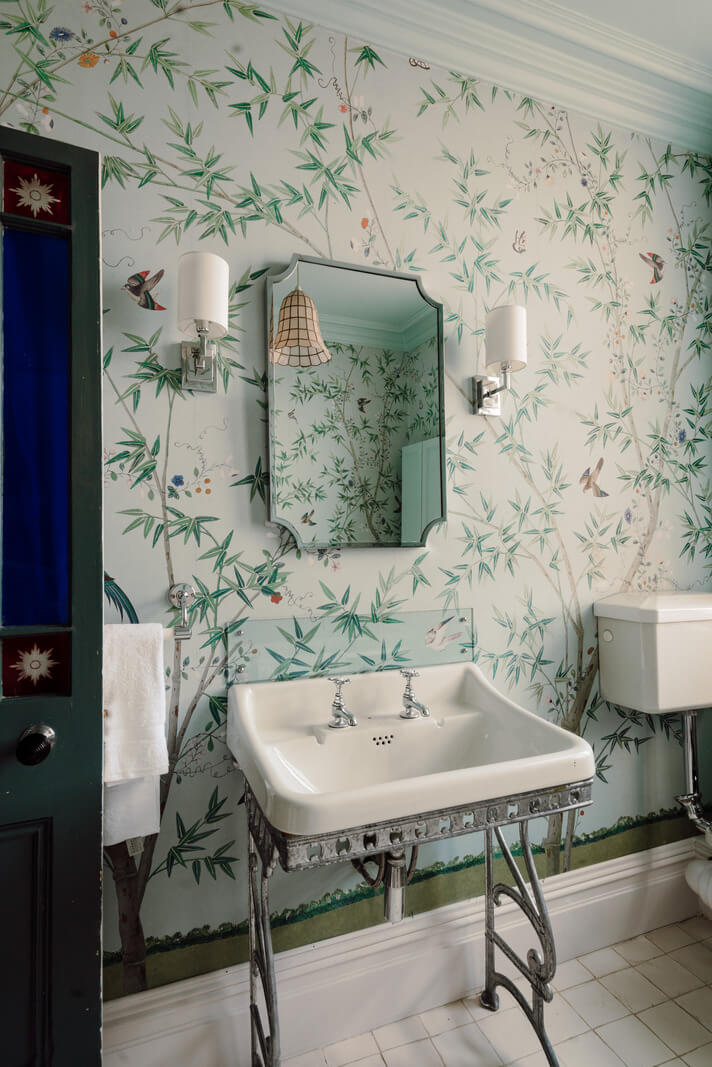 Pastel Tones and Deep Yellow in an Early 20th-Century London Apartment 26 bathroom wallpaper