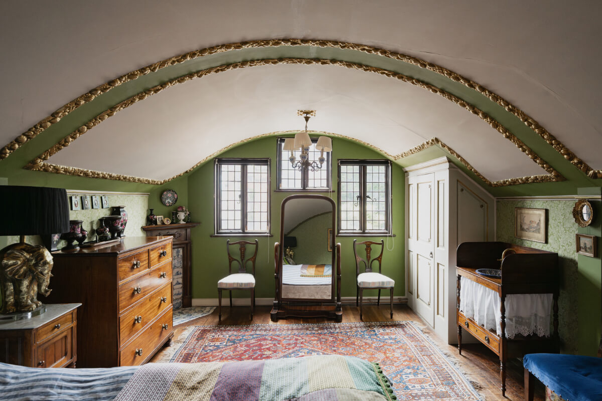 Medieval Craftsmanship & Georgian Elegance in an English Townhouse 27 bedroom arched ceiling