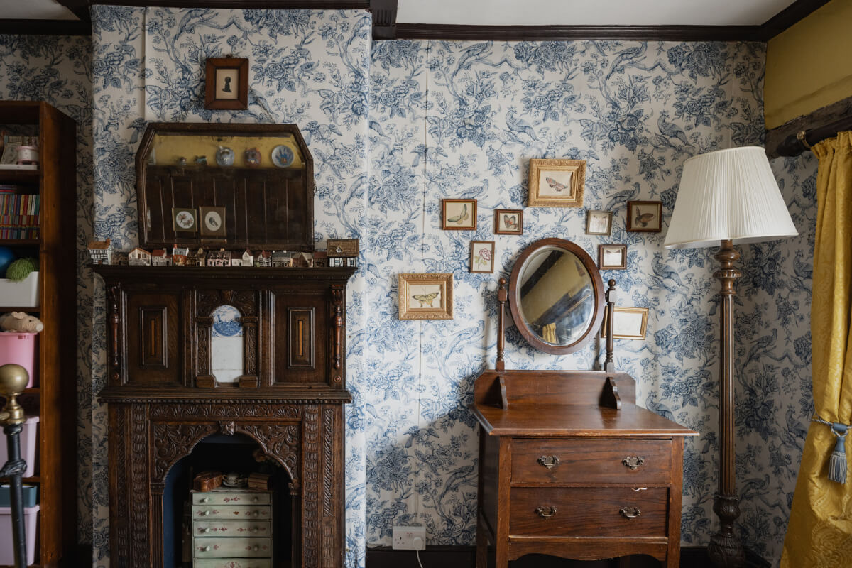 Medieval Craftsmanship & Georgian Elegance in an English Townhouse 28 bedroom blue wallpaper