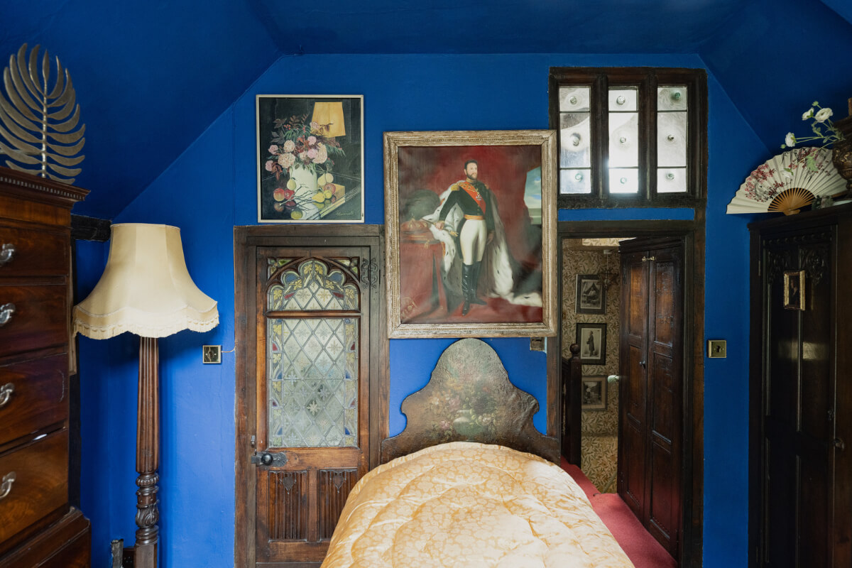 Medieval Craftsmanship & Georgian Elegance in an English Townhouse 22 blue bedroom