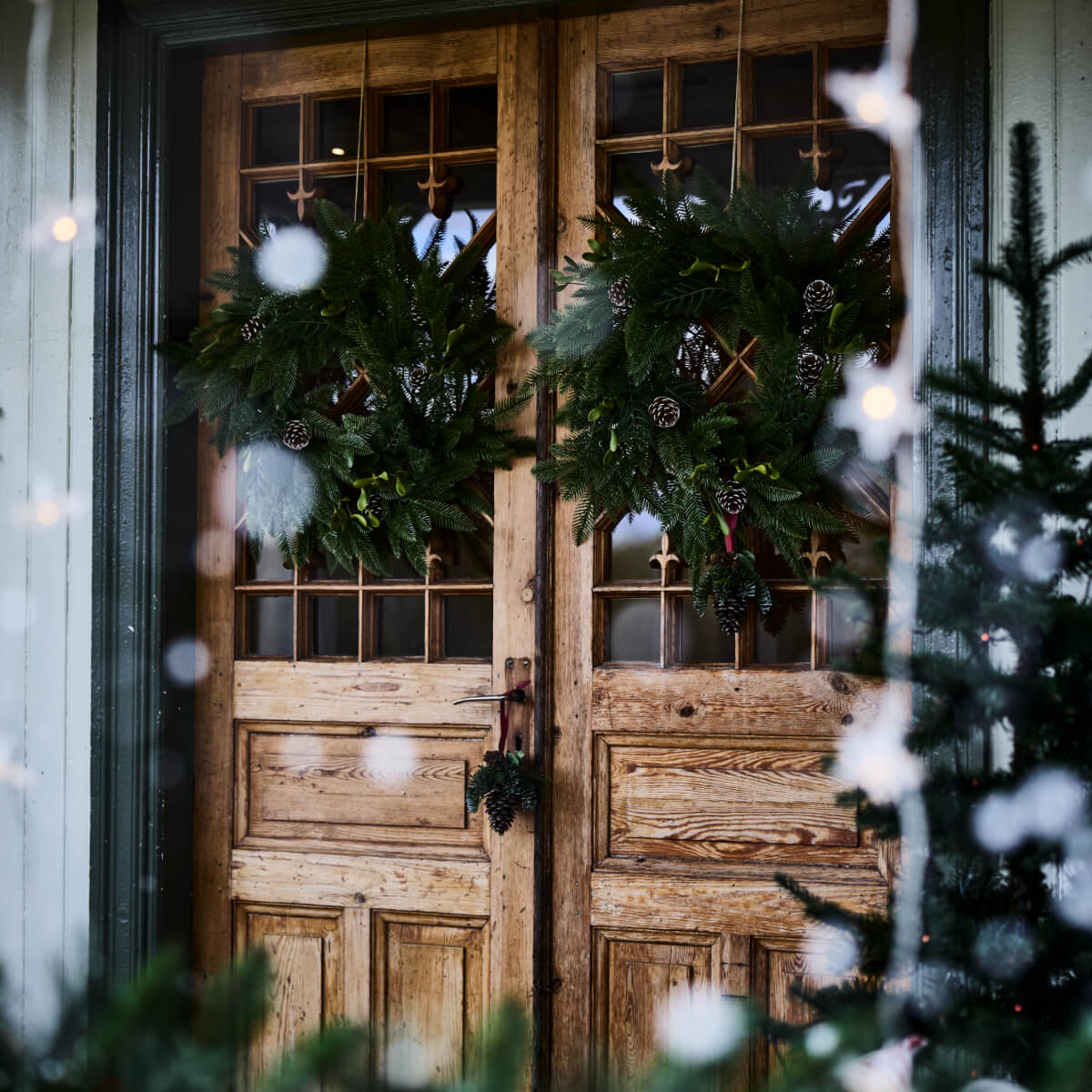 IKEA Christmas Collection 2025: Traditional Decor with a Modern Twist 2 front-door-wreath-ikea-christmas-collection-2025-nordroom