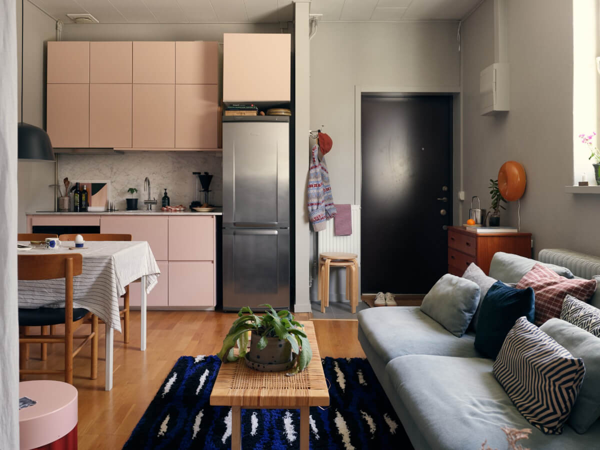A Tiny Apartment with a Semi-Open Floorplan and a Pink Kitchen 4 small semi-open apartment sweden