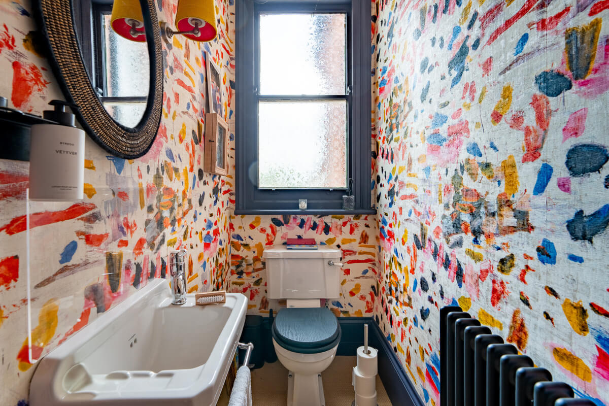 A Colorful Eclectic Victorian Maisonette Home in England 15 toilet colorful wallpaper