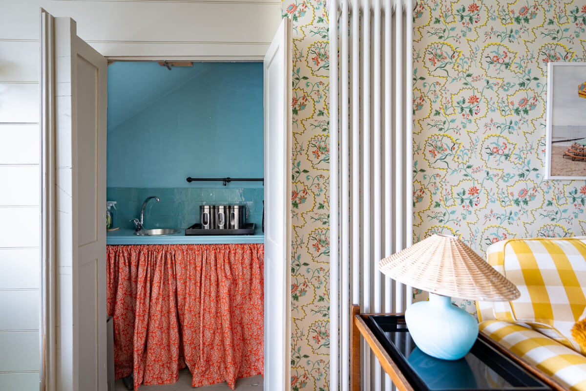 A Colorful Eclectic Victorian Maisonette Home in England 20 view into bathroom