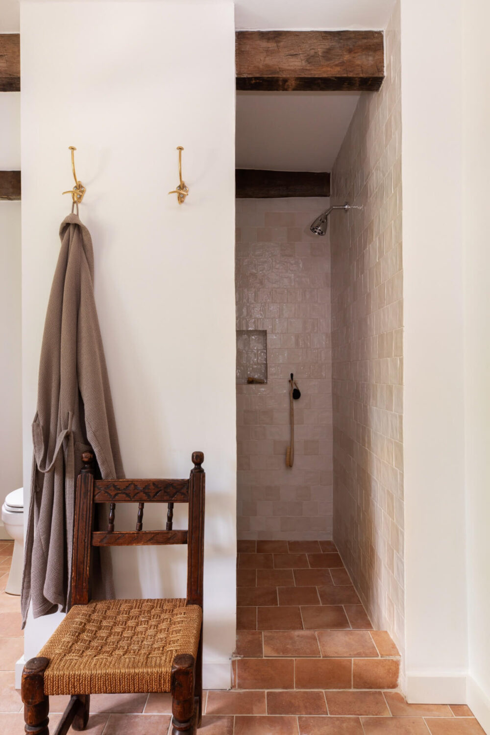 A Reimagined Farmhouse by Corbin Bernsen and Amanda Pays Lists for $4.6 Million 21 walk-in shower terracotta tiles