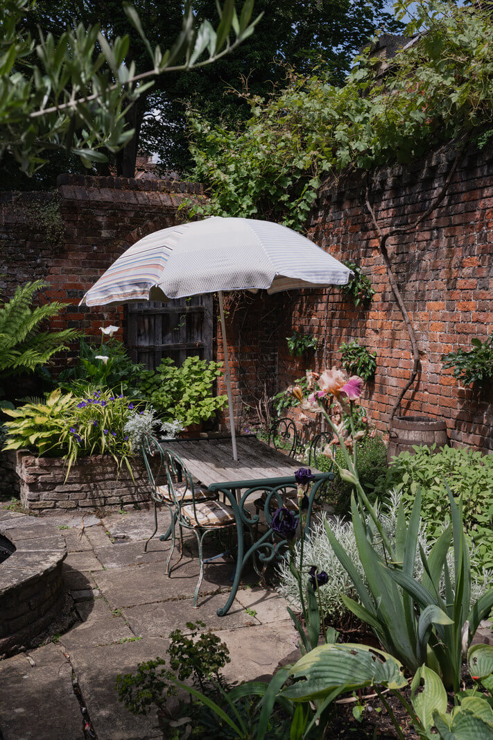 Medieval Craftsmanship & Georgian Elegance in an English Townhouse 32 walled garden dining table