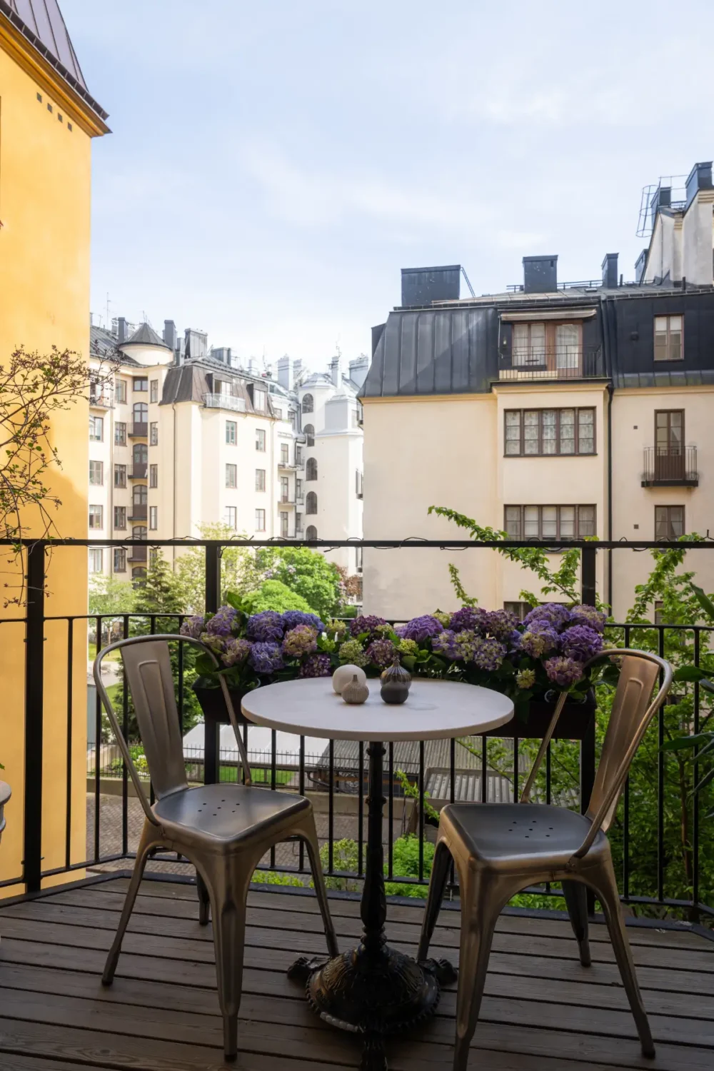A Classic Stockholm Apartment with a Sky-Blue Kitchen 12 balcony