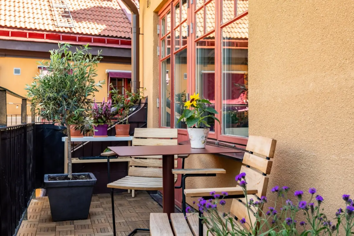 A Harmonious Color Palette in a Luxurious Stockholm Duplex Apartment 11 balcony seating