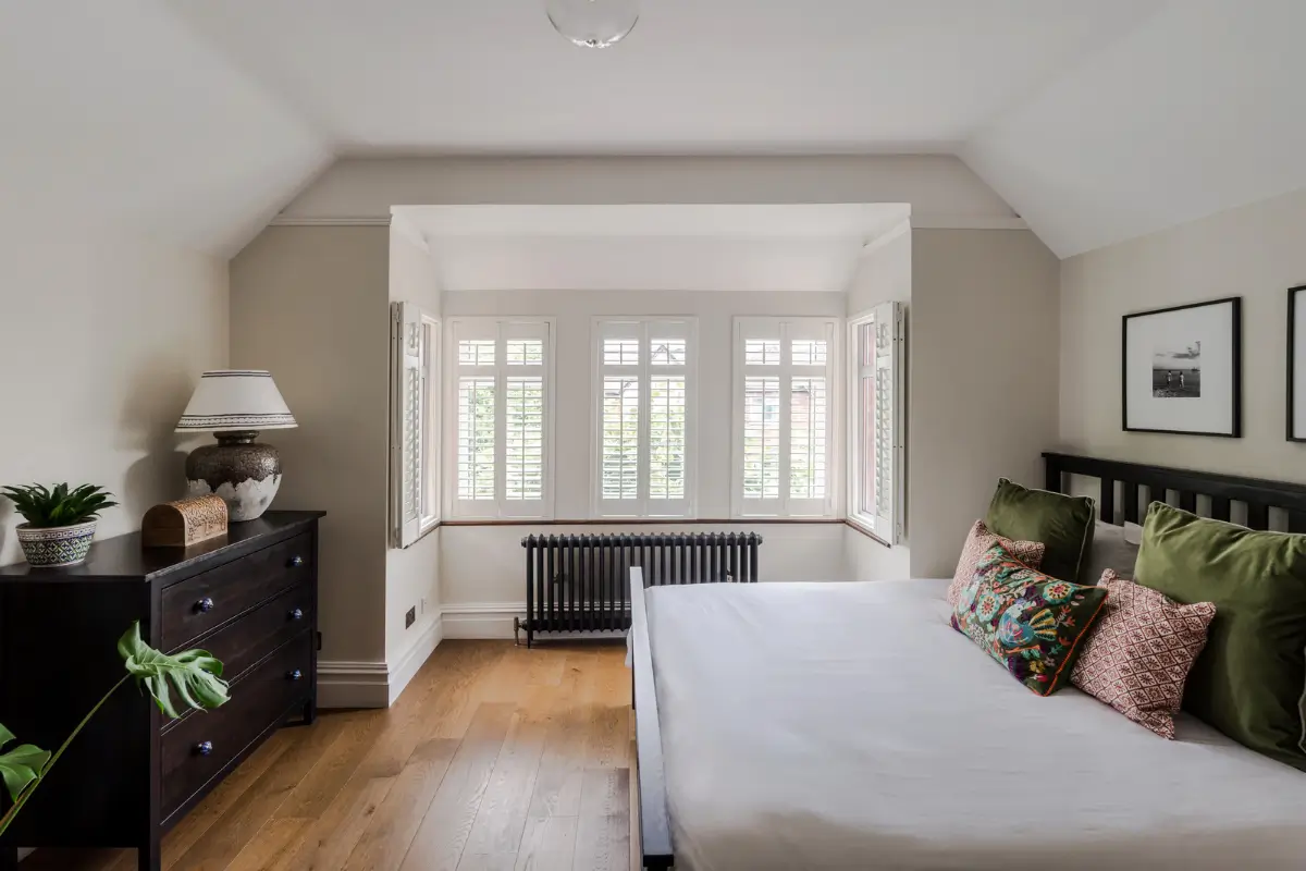 A Three-Bedroom Duplex Apartment with a Large Roof Terrace in London 16 bedroom box bay window