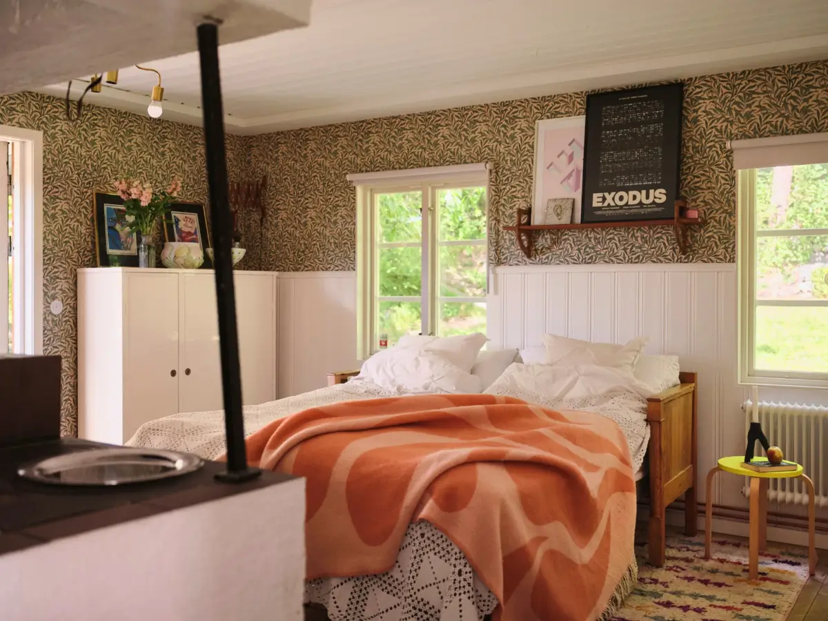 A Colorful Family Home in an Old Gardener's Cottage in Sweden 22 bedroom leaf wallpaper