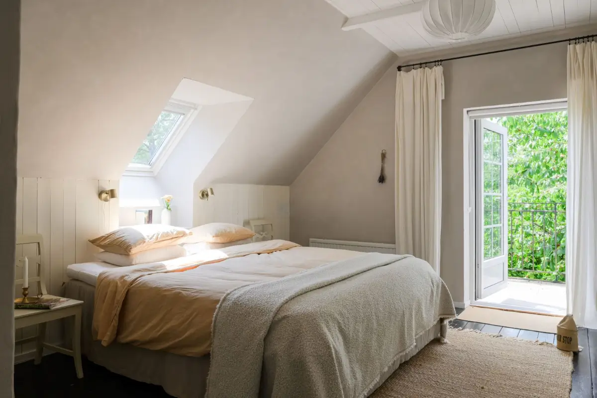 Historic Character and a deVOL Kitchen in a Swedish Country House 28 bedroom with balcony