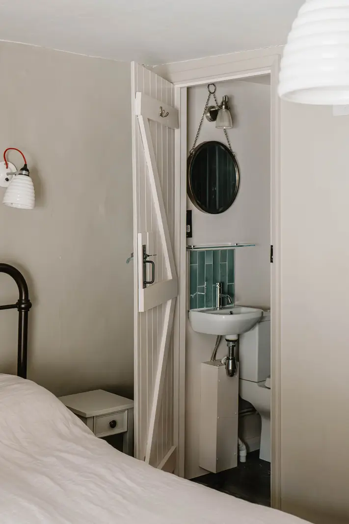 A 17th-Century Home with Original Elements in an English Seaside Town 15 bedroom with en-suite