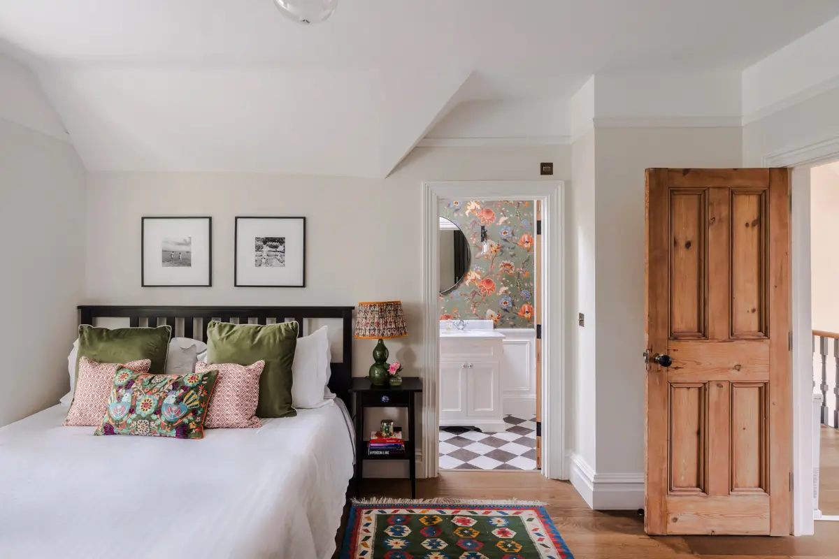 A Three-Bedroom Duplex Apartment with a Large Roof Terrace in London 17 bedroom with ensuite