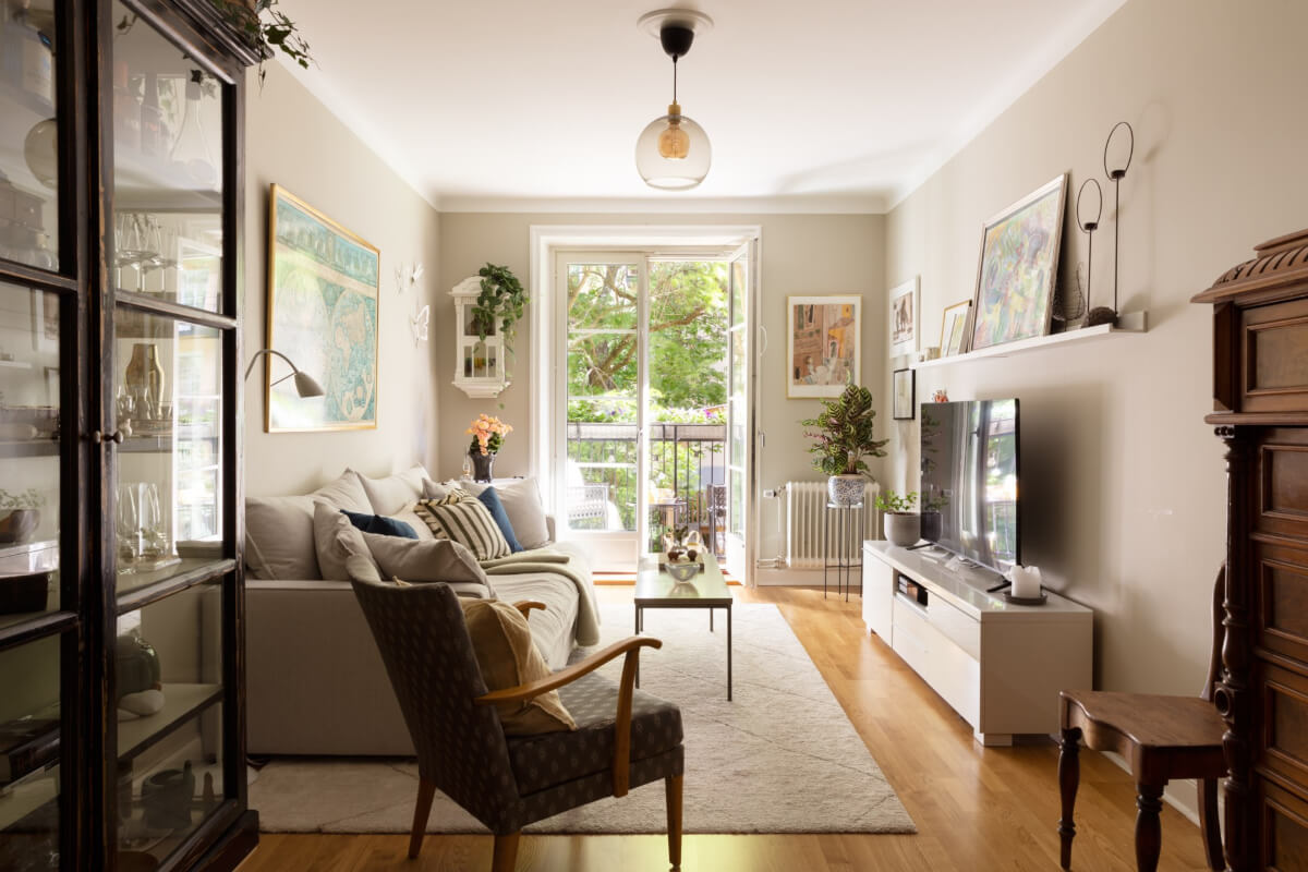 A 1930s Stockholm Apartment With Views of a Lush Garden 1 beige living room