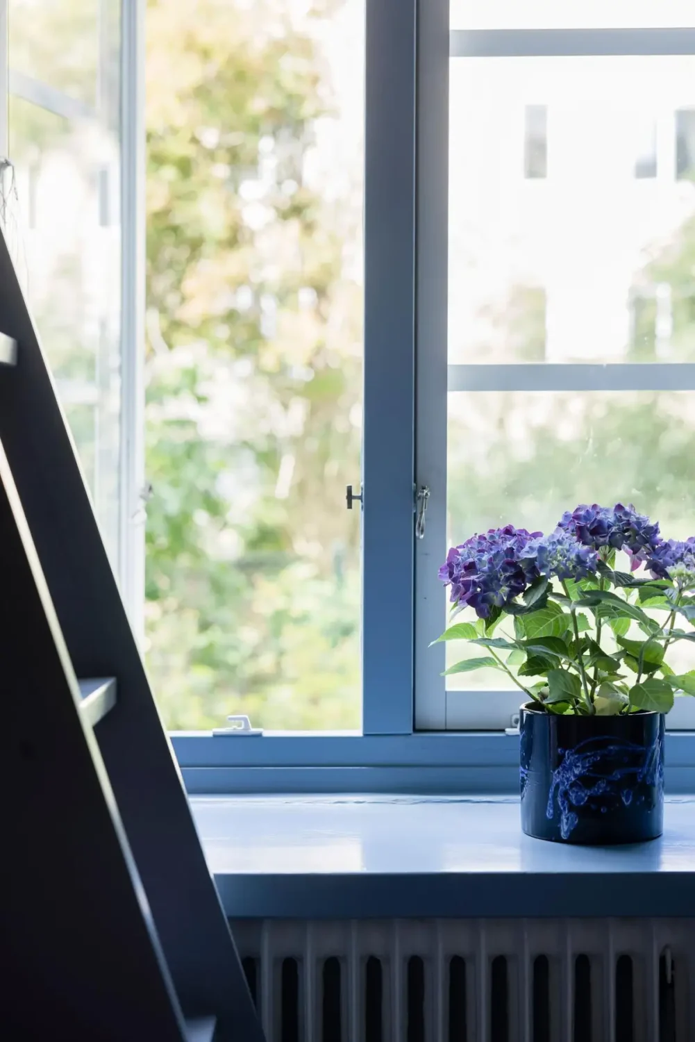 A Colorful 1920s Family Apartment in Sweden 30 blue window frame