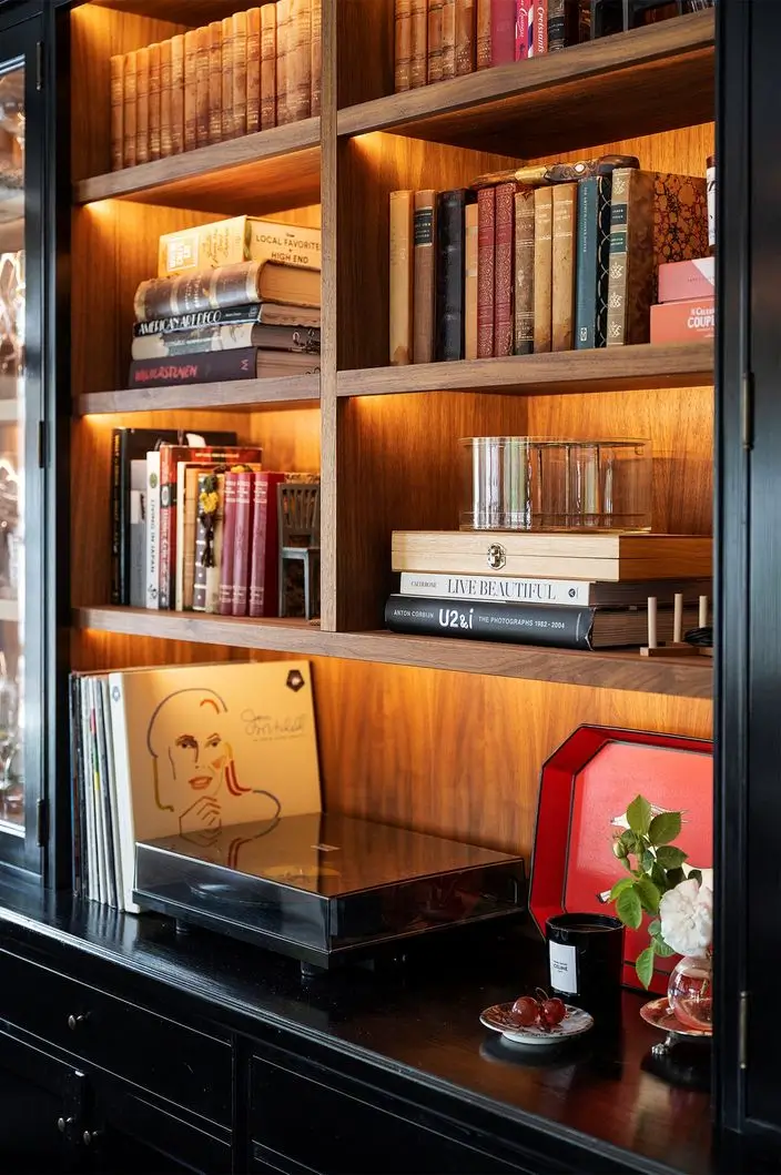 Scandinavian Design Meets The Hamptons in a Swedish Country House 26 bookshelves detail