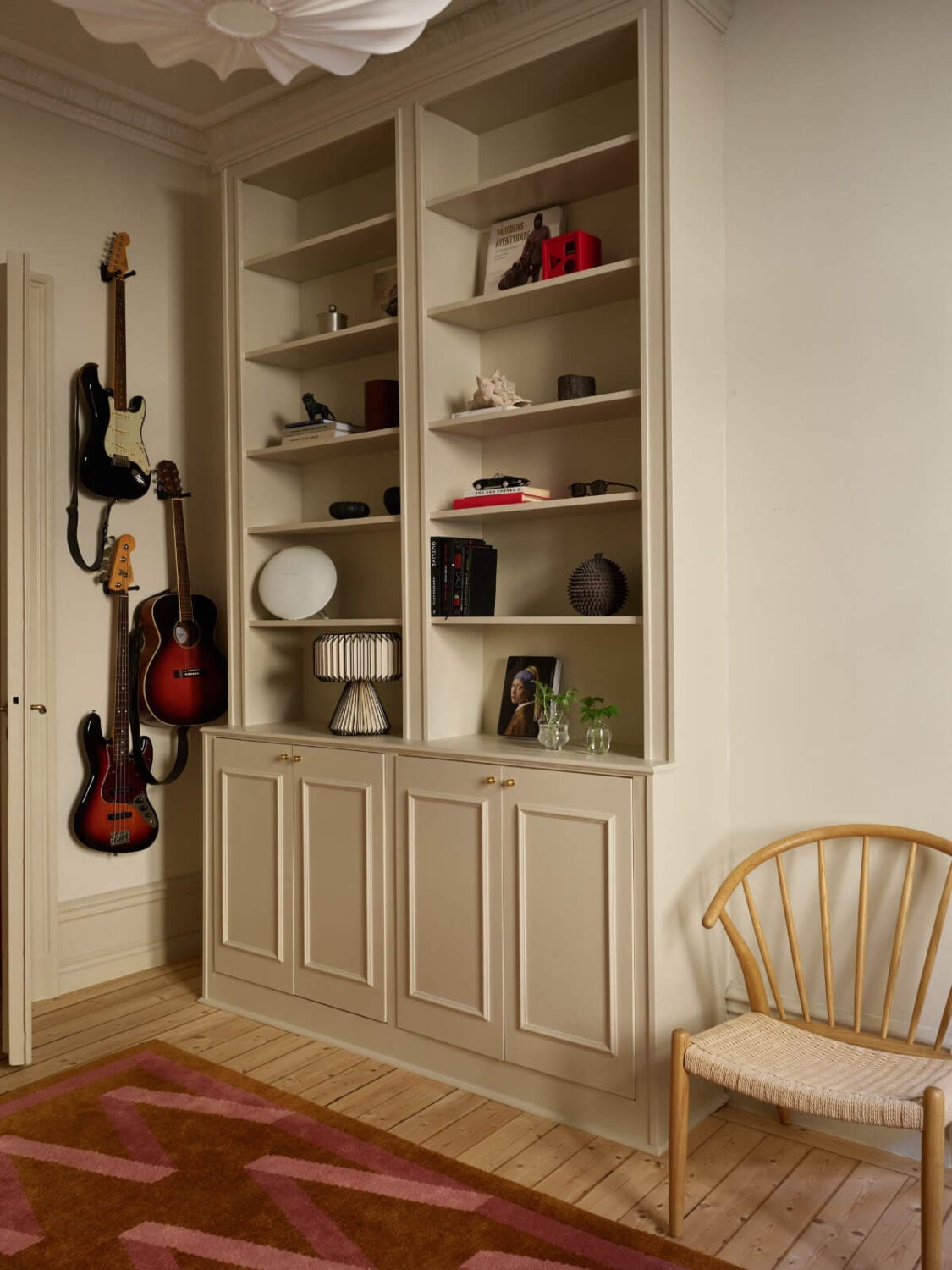 Blue and Red Color Accents in a Stylish Scandinavian Apartment 18 built-in cabinets