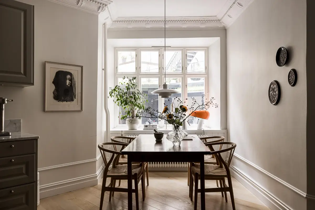 Classic Period Elements in a Comfortable Two-Bedroom Apartment 6 dining table
