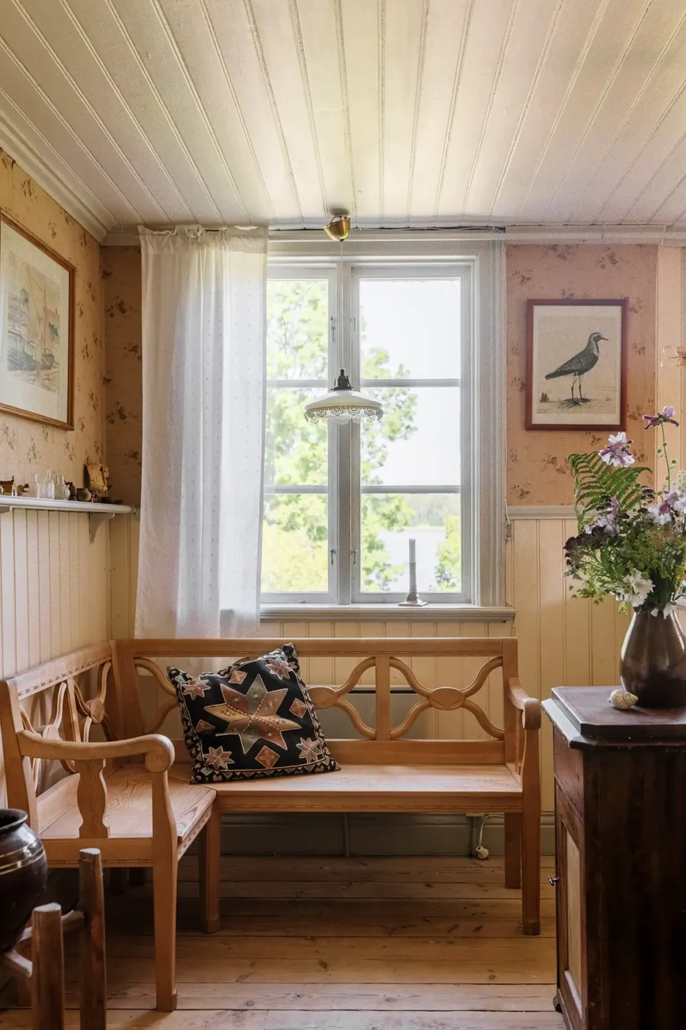 A Historic Lakeside Summer House in the Stockholm Archipelago 16 first floor landing seating