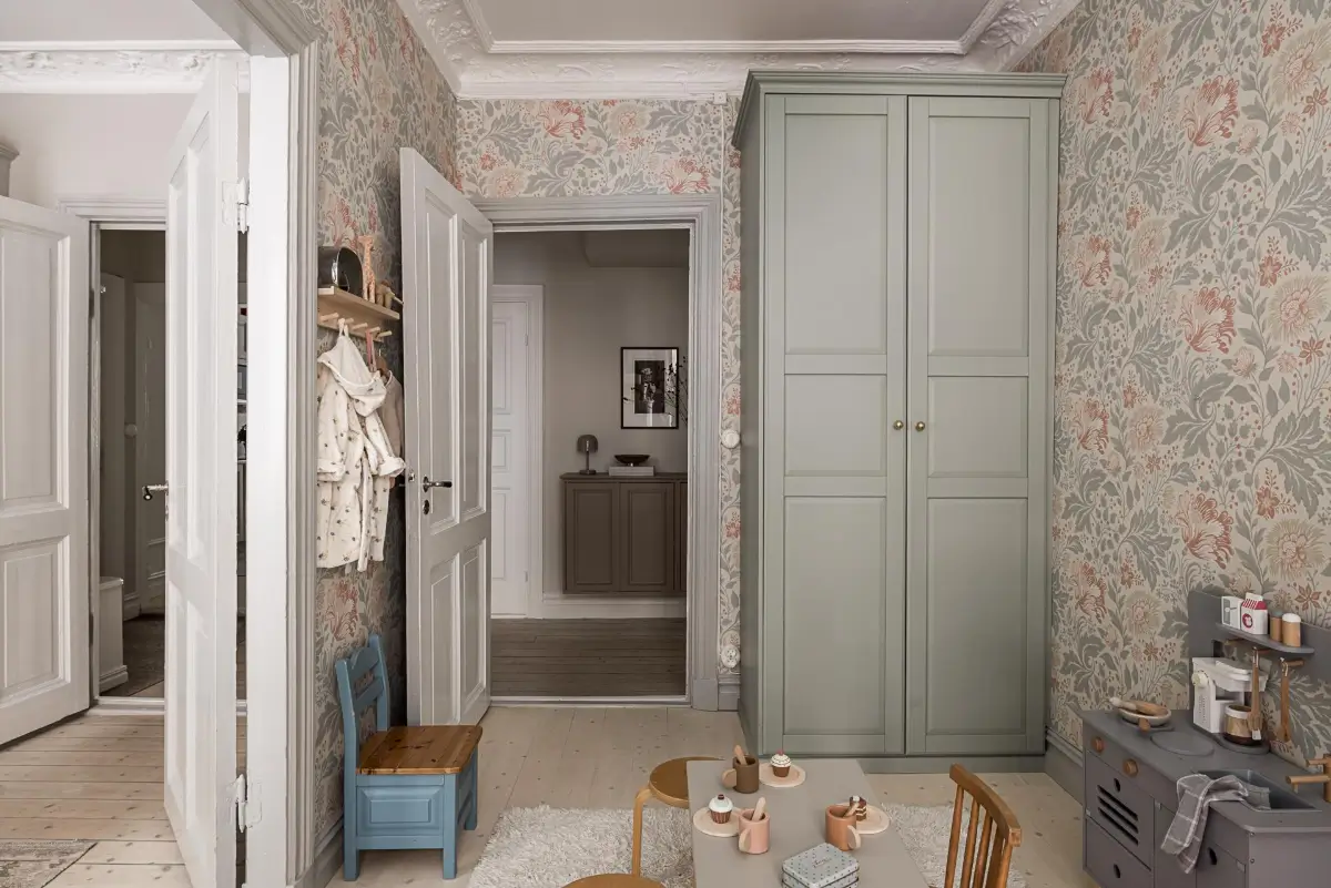 Classic Period Elements in a Comfortable Two-Bedroom Apartment 15 floral wallpaper
