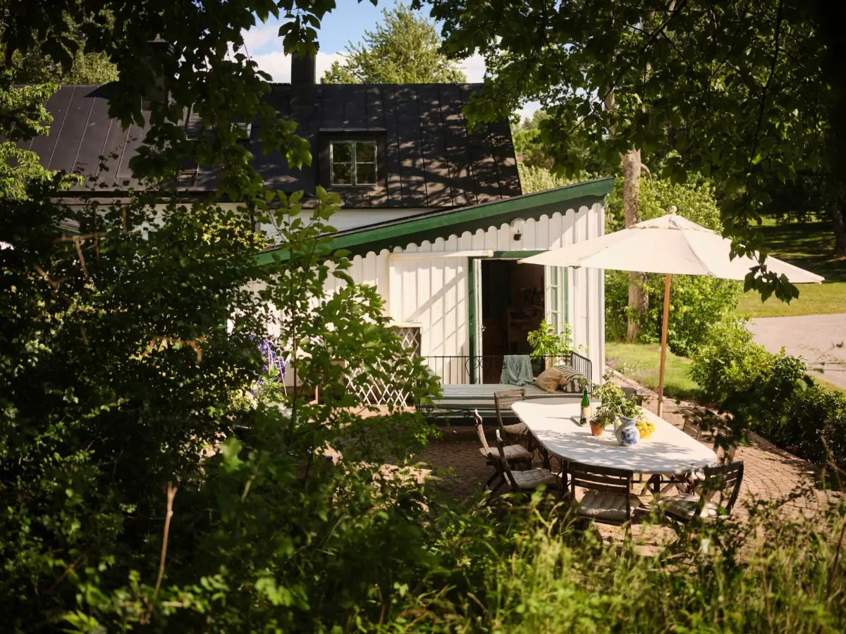 A Colorful Family Home in an Old Gardener's Cottage in Sweden 40 garden dining table A Colorful Family Home in an Old Gardener's Cottage in Sweden