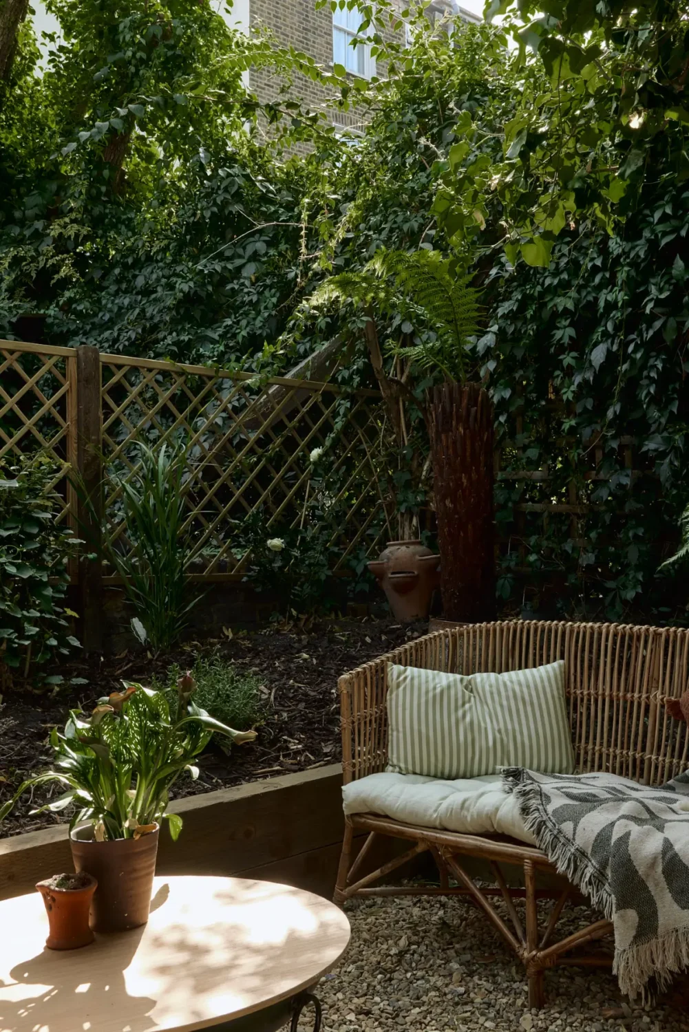 A Classic Victorian Duplex with a Lush, Private Garden in London 35 garden seating