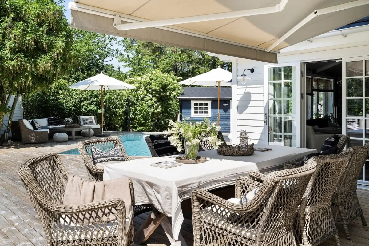 Scandinavian Design Meets The Hamptons in a Swedish Country House 29 garden table wicker furniture