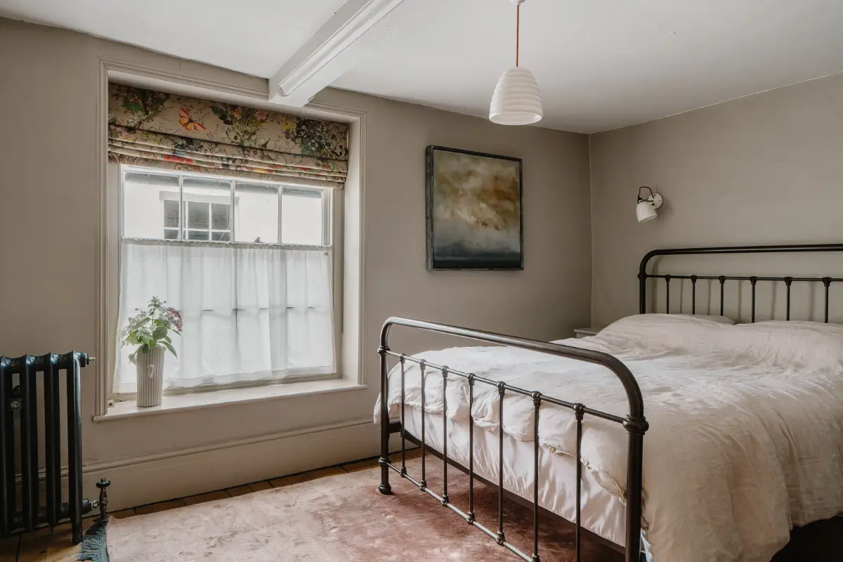 A 17th-Century Home with Original Elements in an English Seaside Town 13 gray bedroom floral blinds