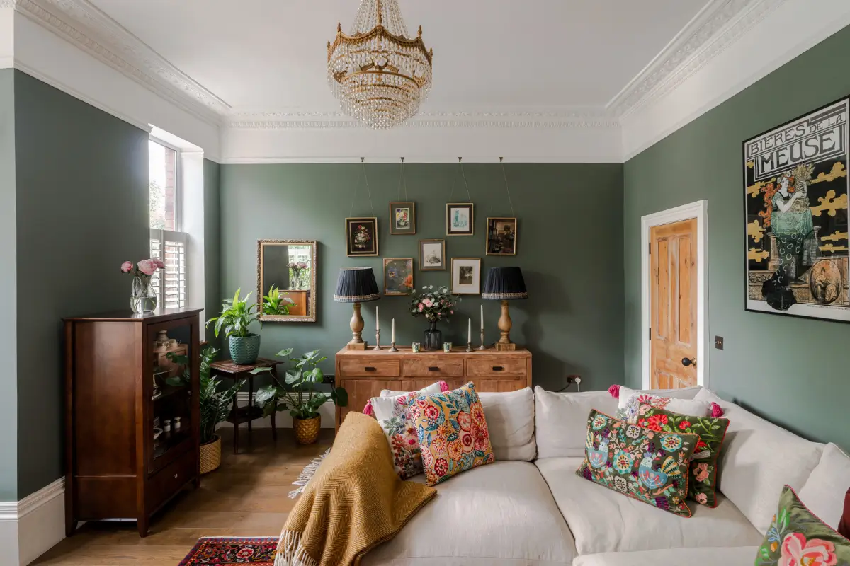 A Three-Bedroom Duplex Apartment with a Large Roof Terrace in London 3 green-living-room