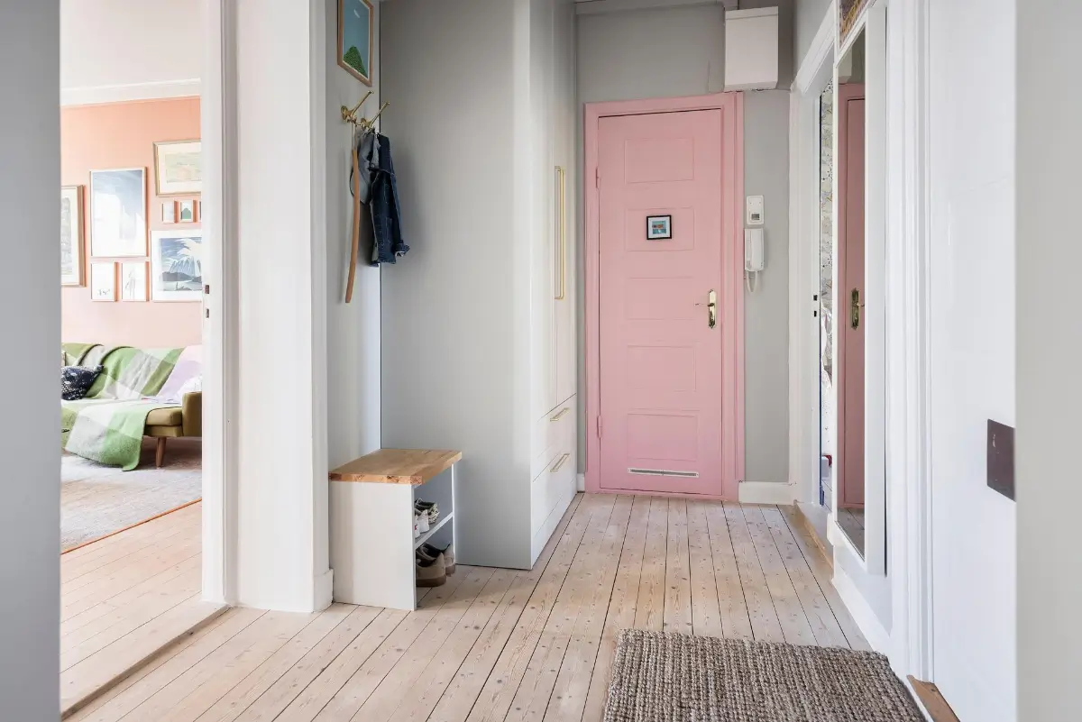 A Colorful 1920s Family Apartment in Sweden 32 hall pink door