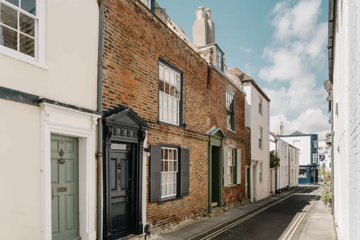 A 17th-Century Home with Original Elements in an English Seaside Town 26 historic english street A 17th-Century Home with Original Elements in an English Seaside Town