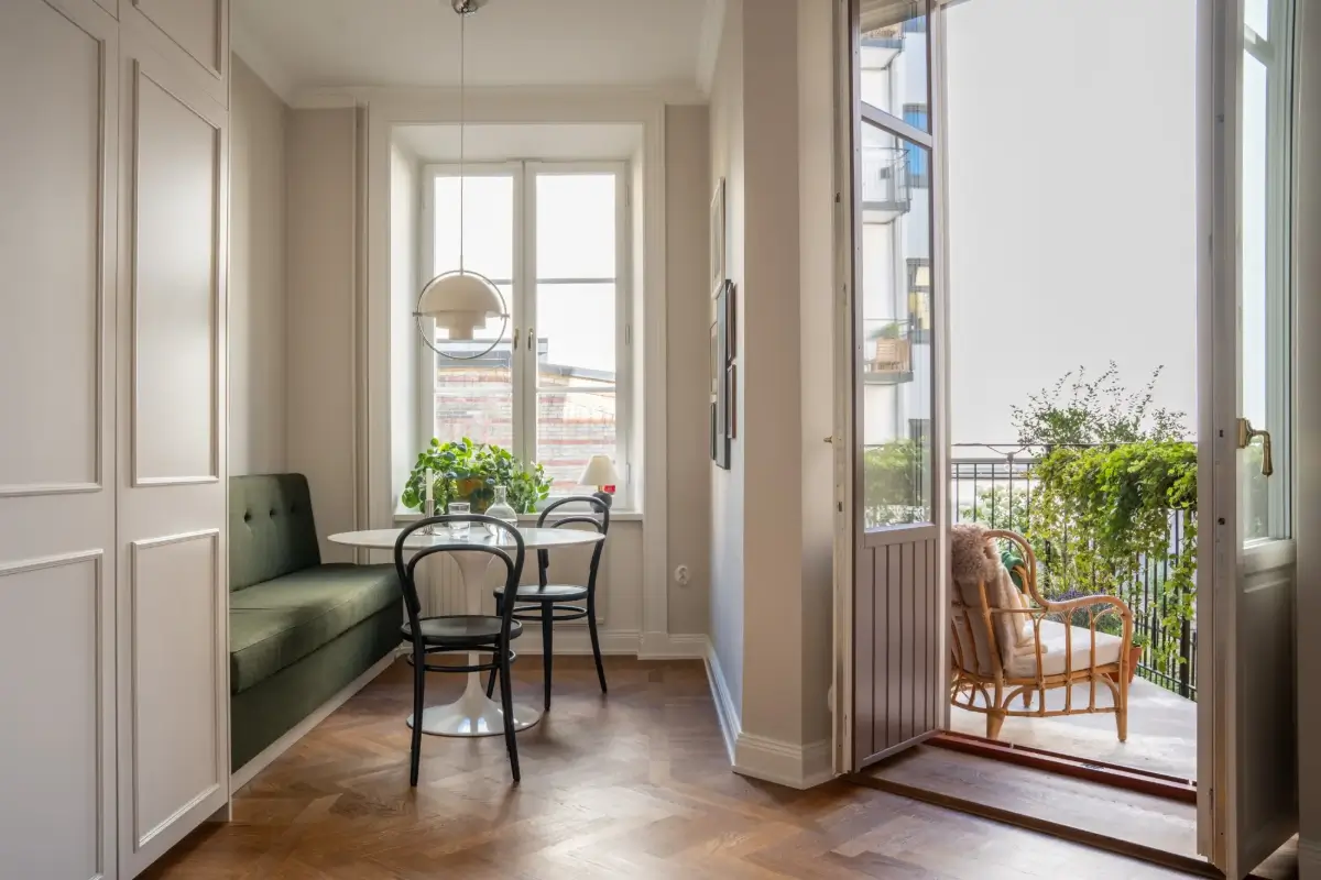 Arched Windows and Design Classics in a 19th Century Apartment 6 kitchen dining nook green built-in bench