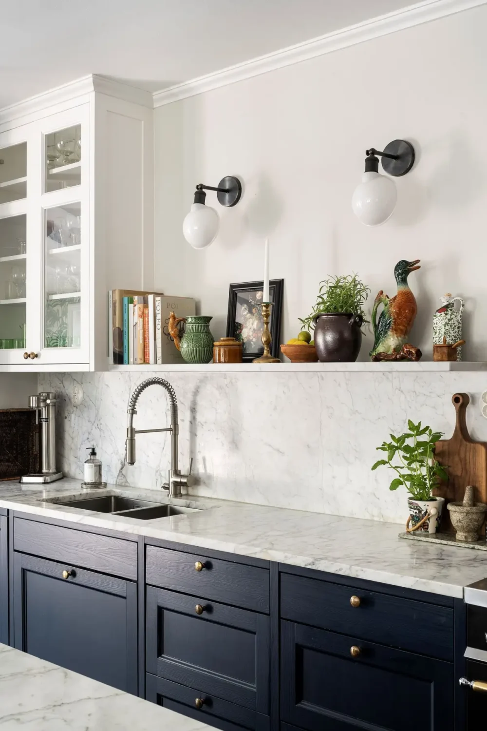 Scandinavian Design Meets The Hamptons in a Swedish Country House 16 kitchen shelf
