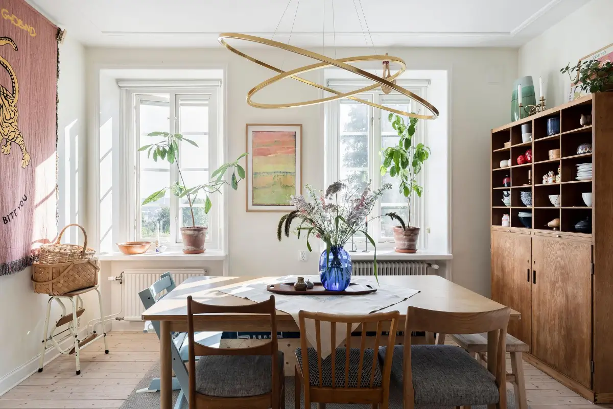 A Colorful 1920s Family Apartment in Sweden 18 kitchen table