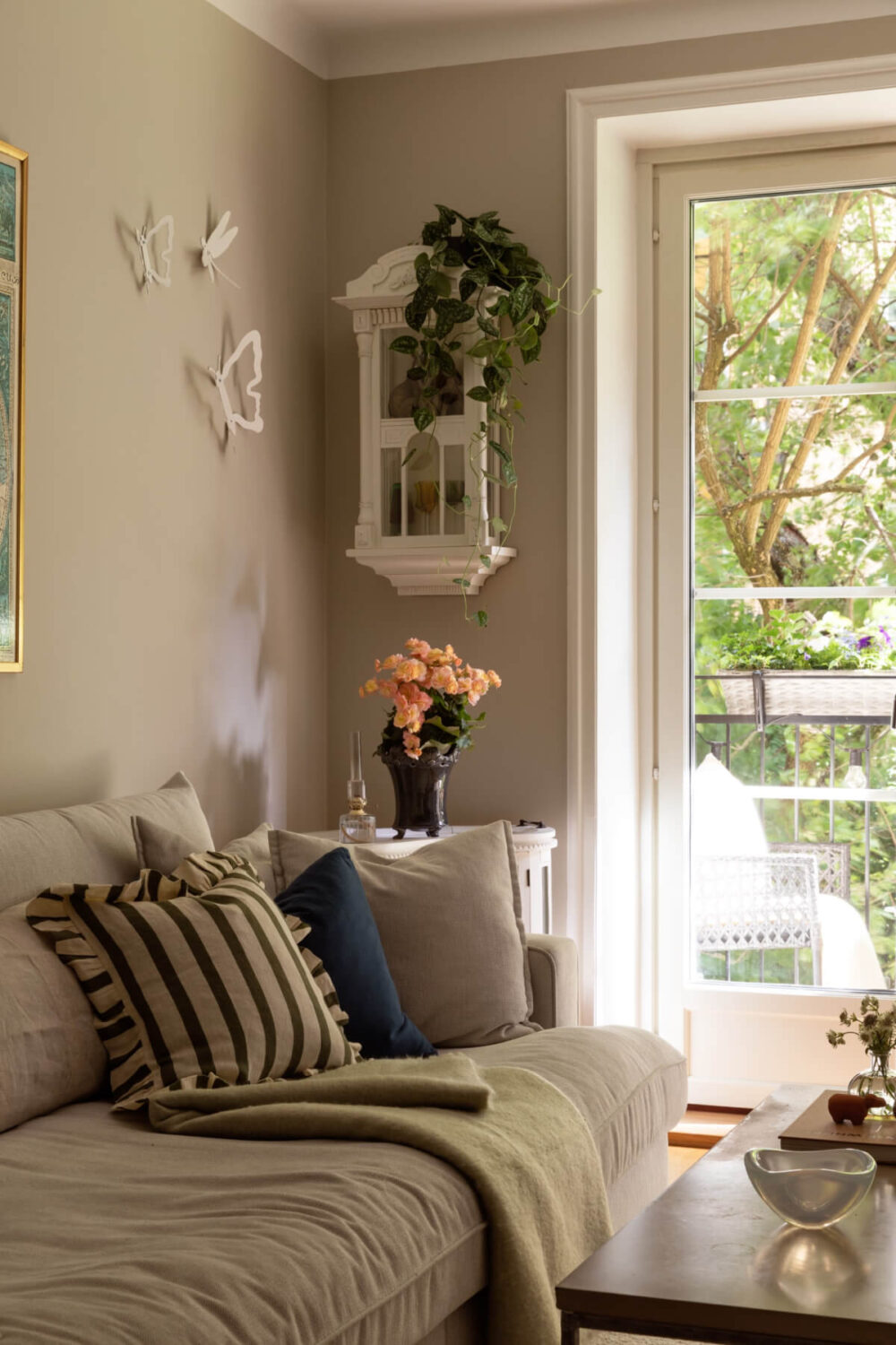 A 1930s Stockholm Apartment With Views of a Lush Garden 2 living room detail
